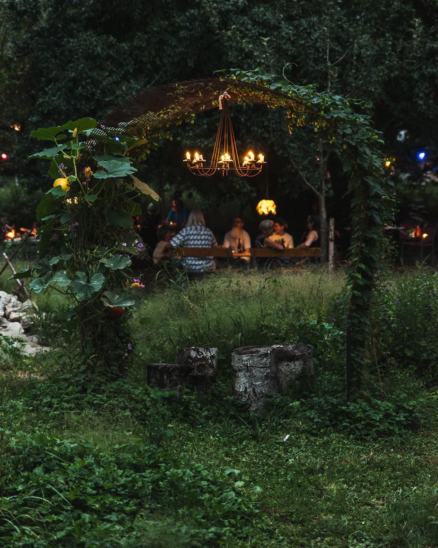 Abendszene mit sitzenden Personen im Hintergrund